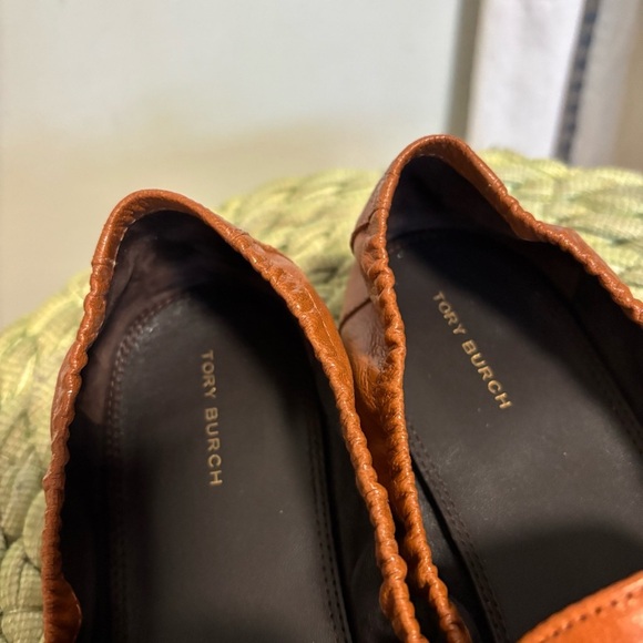 Tory Burch Ballet Bourbon Brown Leather Gold Logo Embellished Loafers - Picture 13 of 16
